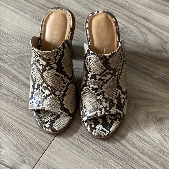 Snakeskin slip-on heels - Picture 2 of 4